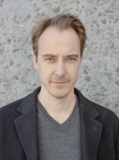 Zum Artikel "29. April 2025: Autorenlesung und Gespräch mit dem schwedischen Autor Jonas Karlsson im Rahmen der Ringvorlesung „Identitet, kärlek och lust“"